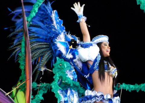 Mulheres, caprichosamente belas, de azul e branco no bumbódromo