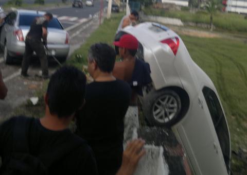 Fusion sai de controle e trepa em muro da OAB-Amazonas
