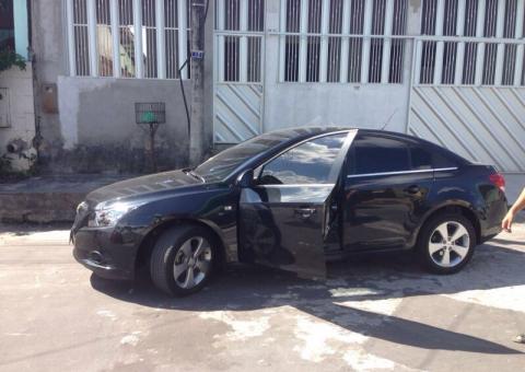 Carro roubado de frente da drogaria Santo Remédio. Dono oferece recompensa de R$ 1 mil