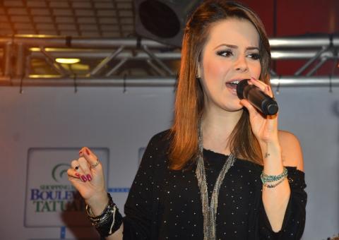 Sandy faz show gratuito em shopping 