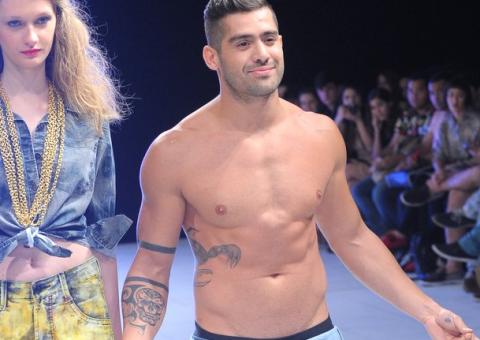 Ex-BBB Yuri mostra corpo sarado em desfile de moda