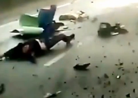 Carro ultrapassa em estrada, caminhão o destroi e motorista sai voando