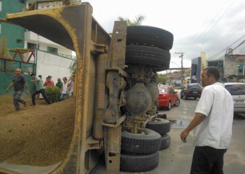 Caçamba tomba e espalha seixo na via pública