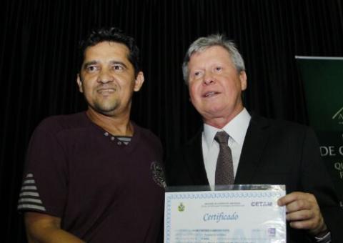 Artur  entrega certificados a permissionários do Adolpho Lisboa