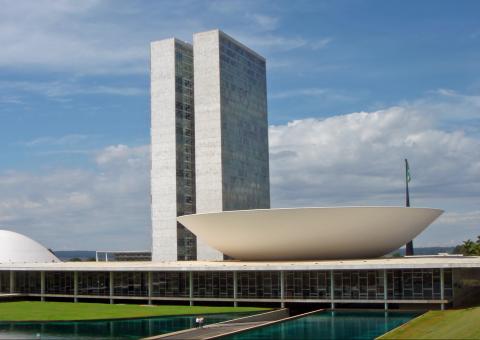 Políticos ganham ingressos para a estreia da seleção. Alguns exigiram camarotes exclusivos  