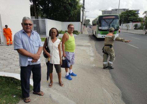 Agentes de trânsito garantem segurança na travessia de aposentados 