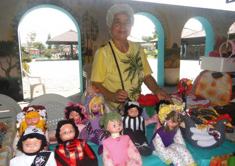 Idosos participam de Feira de Artesanato especial Dia das Crianças
