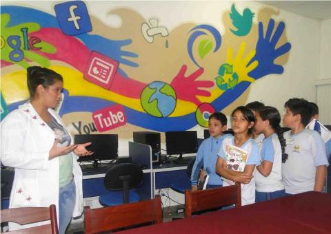 Alunos vão à Fundação Dr. Thomas para interação com os idosos