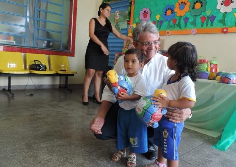 Pauderney visita a Creche Municipal Manuel Octávio Rodrigues
