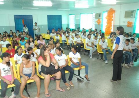 Adolescentes participam de ações de saúde