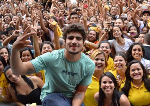  Caio Castro causa tumulto em Recife e passeia de helicóptero com fã