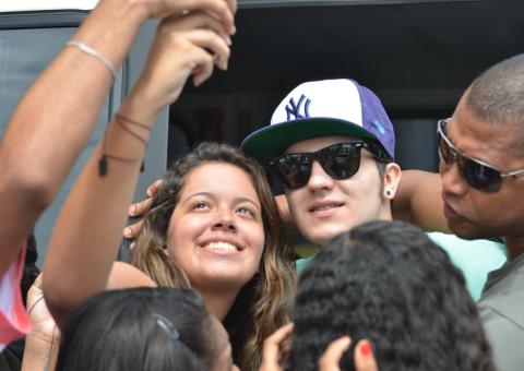 Luan Santana é assediado no aeroporto