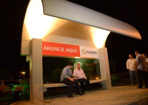 Novos abrigos de ônibus são entregues à população