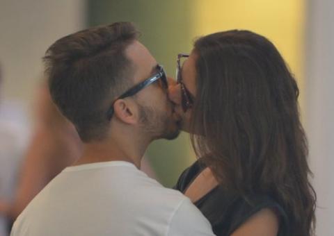 Júnior Lima embarca aos beijos com a namorada