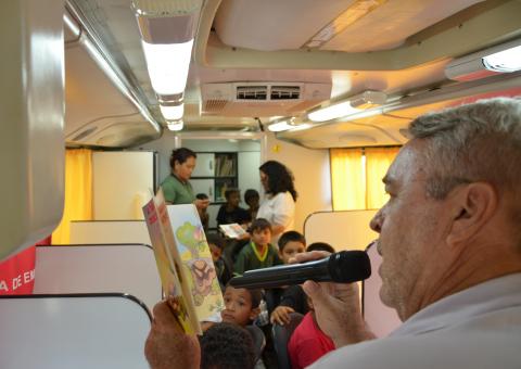 Biblioteca móvel do Ipaam é atração no show das águas em Itapiranga