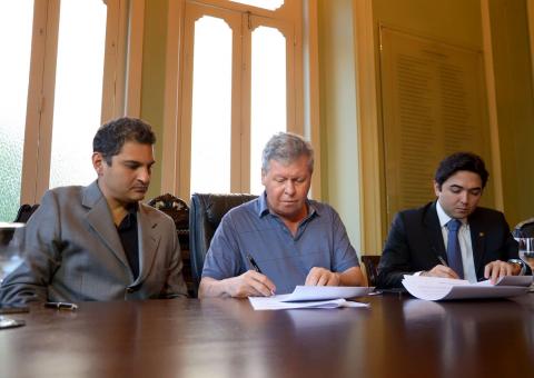  Artur assina termo para combater a pirataria 