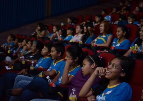 Delegado Legal” presenteia crianças com sessão de “Tá chovendo hambúrguer 2”