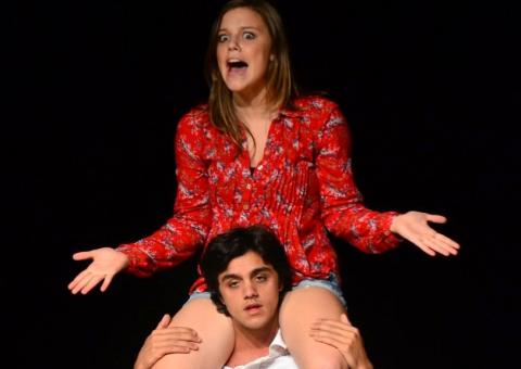  Protagonista de 'Malhação' beija muito em peça teatral