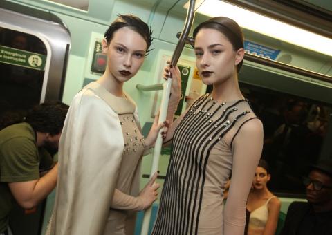  Semana de Moda de SP inicia com desfile em pleno Metrô