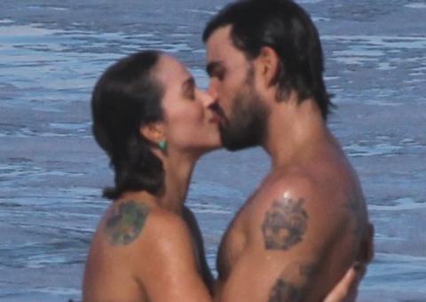  Juliano Cazarré aproveita folga para namorar na praia