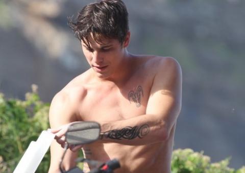  Rômulo Arantes Neto mostra habilidades no surfe