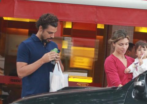  Em meio a suposta crise, Grazi Massafera e Cauã Reymond almoçam juntos com filha
