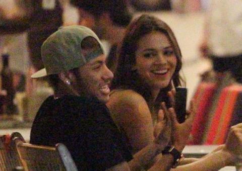 Bruna Marquezine e Neymar se divertem em noite descontraída