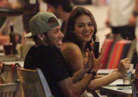 Neymar e Bruna dormem juntinhos na casa da vizinha