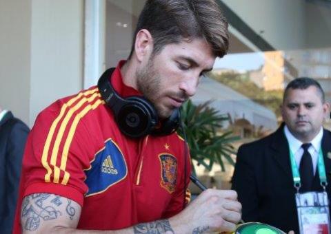 No Brasil, craques da Espanha distribuem autógrafos