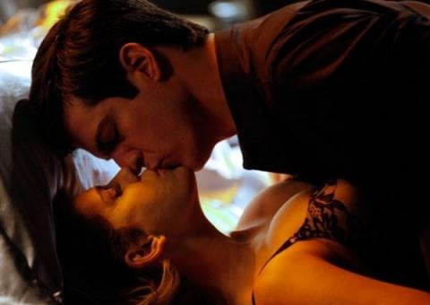 Félix se comove com atitude de Edith e acaba na cama com a mulher