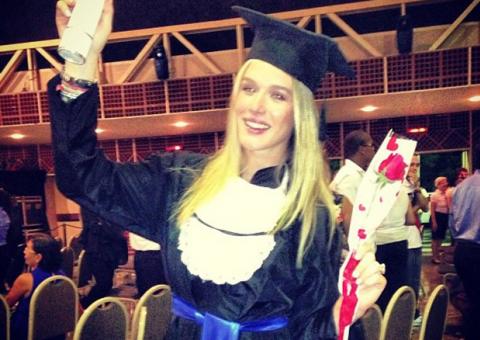 Modelo e apresentadora, Fiorella Mattheis se forma em jornalismo