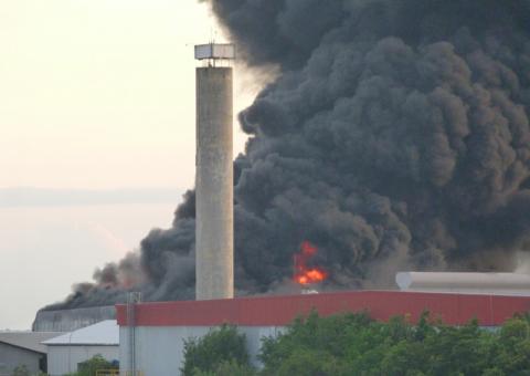 Incêndio destrói galpão de empresa  no Distrito Industrial  