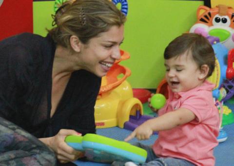 Grazi Massafera brinca com filhinha no parque
