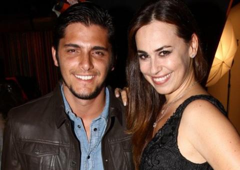 18 anos mais velha que Gissoni, Daniela Escobar sentiu como se estivesse beijando sobrinho em "Flor do Caribe"