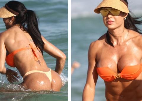  Gracyanne Barbosa rouba a cena na praia