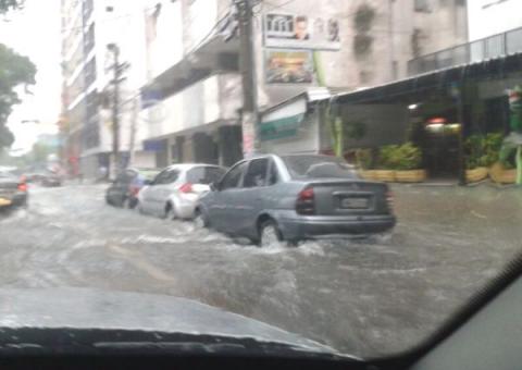 Água da chuva complica fluxo de veículos no Centro