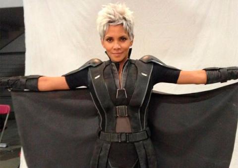 Grávida, Halle Berry posa vestida de "Tempestade" no set de 'X-Men'