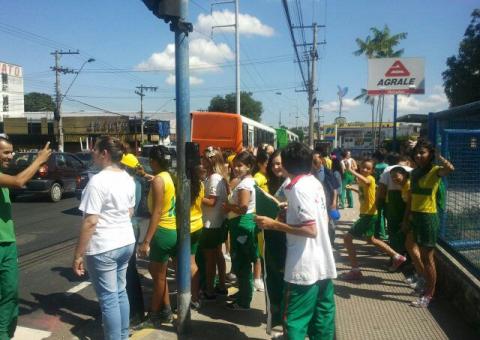 Escola particular da Zona Sul faz manifestação pacífica