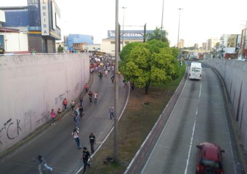 Viaduto da Djalma Batista começa a ser tomado por manifestantes