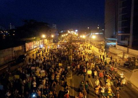 Protesto em Manaus já reúne cerca de 40 mil manifestantes na Djalma