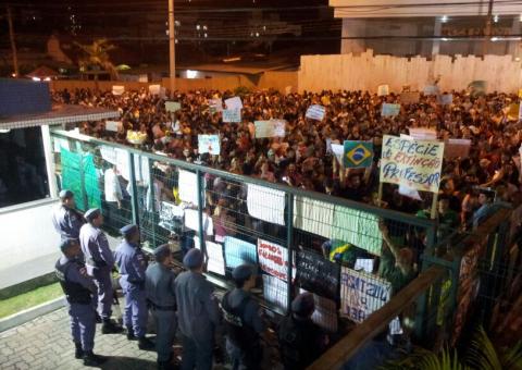 Pequenos tumultos com multidão em frente ao prédio da Assembleia Legislativa  