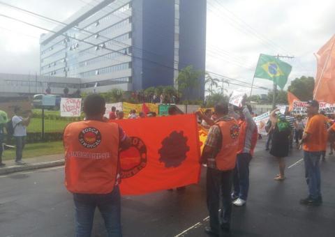 Em frete à ALEAM centenas de manifestantes já estão reunidos