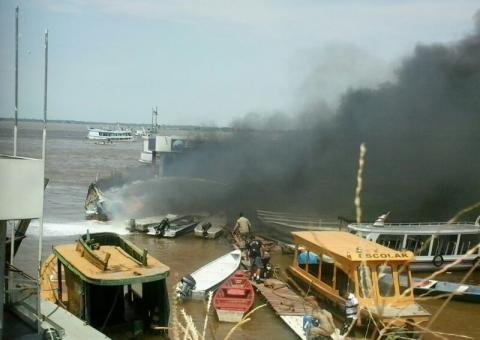 Incêndio atinge lancha em Manacapuru