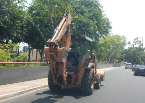 Mais um trator circulando livremente nas ruas de Manaus