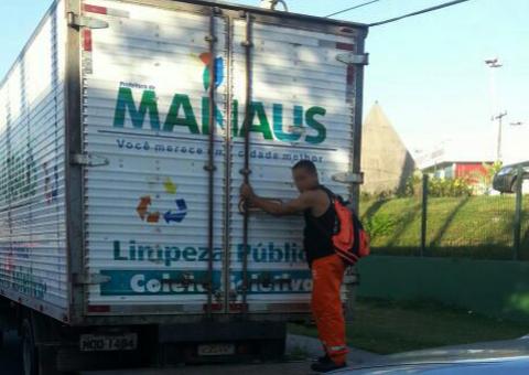 Caminhão da Prefeitura transporta funcionário no para-choque 