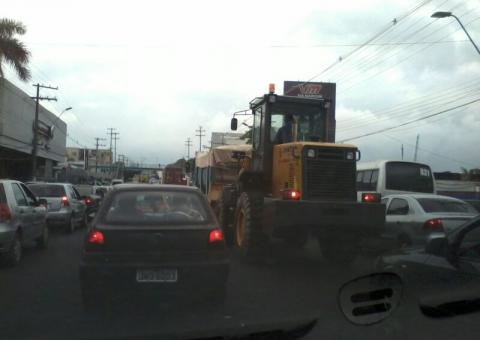 Leitor reclama de pá carregadeira na Recife