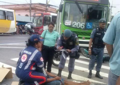 Ônibus e moto colidem no Centro de Manaus