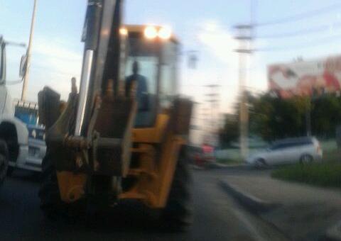 Trator circula na Torquato Tapajós em horário de pico do trânsito