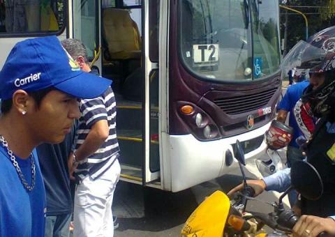 CENAS CHOCANTES: Perna de motociclista fica destruída após acidente com ônibus em Manaus