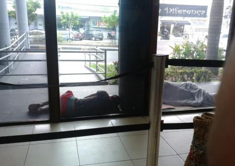 Bradesco  silencia sobre cama de pedras para mendigos em agência de Manaus